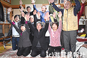 愛荘町議選で議席確保を喜ぶ日本共産党支援者ら写真