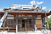 竜巻被害を受けた滋賀県米原市の寺写真