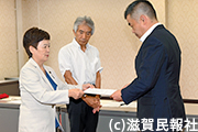 知事に要望書を手渡す日本共産党滋賀県議団写真