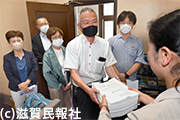 滋賀県に署名を手渡す「県立病院の未来を考える会」写真