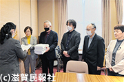 滋賀県に存続署名を手渡す「県立病院の未来を考える会」写真