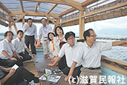 船上から琵琶湖調査・日本共産党衆議院議員ら写真