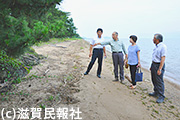日本共産党県議ら浜欠け調査写真
