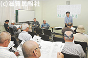 「事件」の真相を考える会で報告する森脇高島市議写真