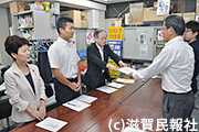 滋賀県労連に申し入れる日本共産党の奥谷委員長ら写真