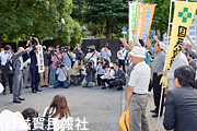 大津地裁前で不当決定に抗議する支援者ら写真