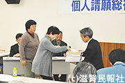 県民要求実現実行委員会個人請願総行動で署名を提出する滋賀県母親大会連絡会写真