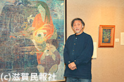 三橋氏作品の前で展示について語る鈴木氏写真
