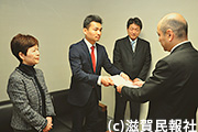 関電滋賀営業所に要請書を提出する日本共産党の節木、佐藤、坪田の各氏写真