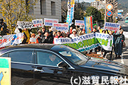 県公館前で関西電力・八木社長に抗議する住民ら写真