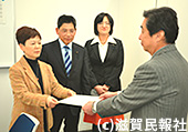 知事に申し入れる日本共産党県議団写真