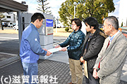 滋賀県労連と春闘共闘大企業訪問（東レ前）写真