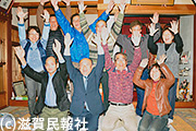 当選を喜ぶ日本共産党事務所写真