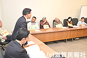 東近江市市選挙管理委員会に見直しを要請する市民ら写真
