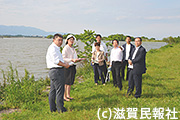 琵琶湖岸を調査する日本共産党写真