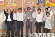 日本共産党・大門氏の当選を喜ぶ奥谷県委員長、佐藤比例候補ら写真