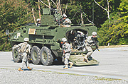 饗庭野演習場で行われたストライカー装甲車を使った訓練（2012年10月）写真