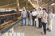 近江八幡市大中の畜産農家牛舎を訪ねる日本共産党県議団ら写真