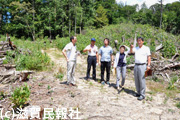 県立体育館の建設予定地を視察する「明るい滋賀県政をつくる会」の人たち写真
