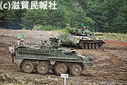 饗庭野演習場での陸自戦車と米軍ストライカー装甲車の共同訓練写真