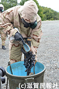 小銃を除染する米兵写真