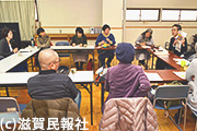 くらしとせいじカフェで発言する日本共産党、民進党衆院予定候補ら写真