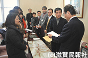 滋賀県副知事に要請書を提出する「明るい滋賀県政をつくる会」写真