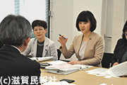 滋賀県人事課、人事委員会から話を聞く日本共産党・梅村、節木両氏写真