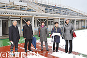 2024年滋賀国体主会場建設予定地（彦根総合運動公園）を視察する日本共産党県・市議団写真
