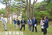 ウツクシマツ自生地（湖南市平松区）を視察する日本共産党議員ら写真