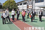 陸上競技場を視察する「明るい滋賀県政をつくる会」の人たち写真