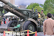 陸上自衛隊大津駐屯地記念行事で子どもに155mm榴弾砲操作体験写真