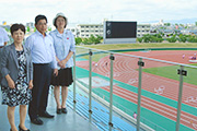 福井県の陸上競技場を視察する日本共産党滋賀県議会議員団写真