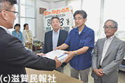 近江八幡市庁舎建設の是非を問う住民投票条例制定の直接請求署名を提出する市民ら写真