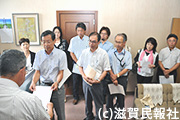 国体施設整備計画見直しなどを求める要請書を滋賀県に提出する「明るい滋賀県政をつくる会」写真