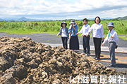 水草の野積み現場を視察する日本共産党滋賀県議、近江八幡市議ら写真