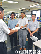 滋賀地方最低賃金審議会労働者委員の任命に対し審査請求書を提出する滋賀県労連役員写真