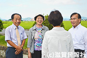 住民と語る日本共産党野洲市議ら写真