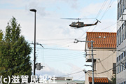 大津駐屯地周辺を低空飛行する自衛隊ヘリ写真