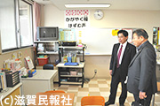 市立長浜病院の院内学級を視察する日本共産党議員ら写真