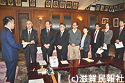 2018年度予算に対する要請書を提出する「明るい滋賀県政をつくる会」写真