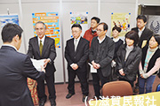 「国体施設整備費の削減を求める署名」を手渡す｢明るい滋賀県政をつくる会」写真