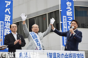 日本共産党・清水前衆議院議員の応援を受ける近藤氏写真