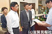 米原竜巻被災者への支援を滋賀県に要請する日本共産党の各氏写真