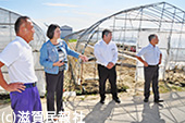 被災した農家から話を聞く日本共産党の各氏写真