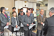 饗庭野演習場での実弾訓練再開中止などを申し入れる「ふるさとをアメリカ軍に使わせない滋賀県連絡会」などの代表ら写真