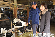 中野氏（左）の牛舎を訪れる井上氏写真