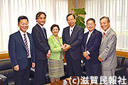 日本共産党本部で懇談する志位委員長、嘉田参院議員ら写真