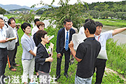 大戸川を視察する日本共産党議員ら写真