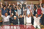 竜王町議選当選を喜ぶ日本共産党・橘氏と支援者ら写真